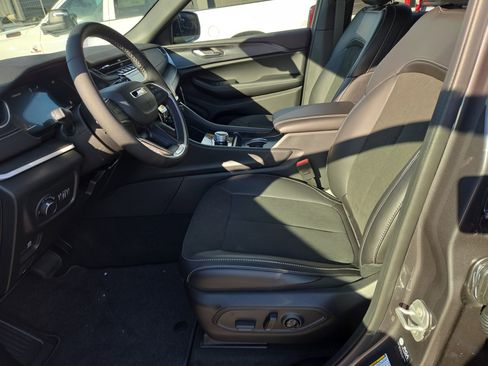 New 2025 Jeep Grand Cherokee L Altitude image 4