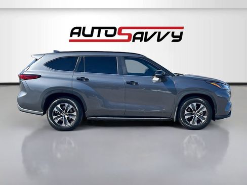 Used 2024 Toyota Highlander XLE FWD image 8
