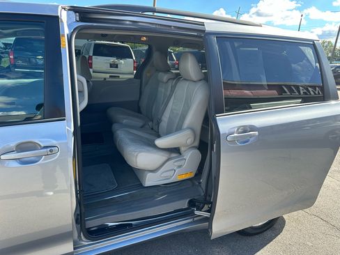 Used 2013 Toyota Sienna XLE image 12