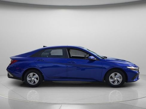Used 2025 Hyundai Elantra SE FWD image 4