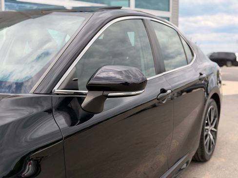 Used 2023 Toyota Camry SE AWD/4WD image 3