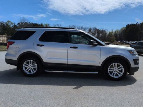 Used 2017 Ford Explorer FWD image 3