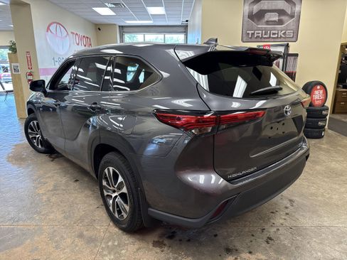 Used 2022 Toyota Highlander XLE image 10