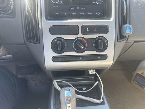 Used 2010 Ford Edge SE image 5