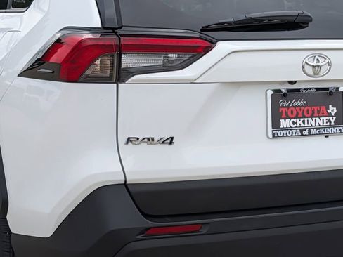 Used 2025 Toyota RAV4 XLE AWD/4WD image 8