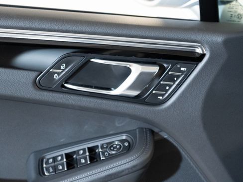 Certified 2026 Porsche Macan AWD/4WD image 17