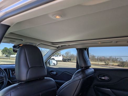 Certified 2019 Jeep Cherokee Latitude Plus w/ Comfort/Convenience Group image 28