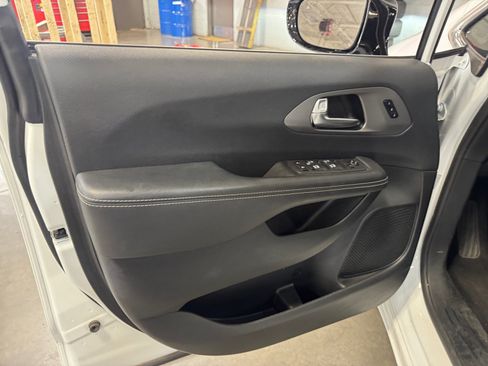 Used 2025 Chrysler Pacifica Select FWD image 13