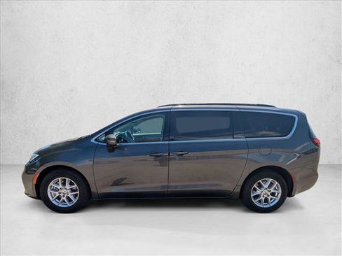 Used 2022 Chrysler Pacifica Touring-L FWD image 8