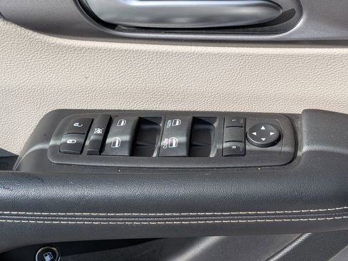 Certified 2023 Chrysler Pacifica Touring-L image 19