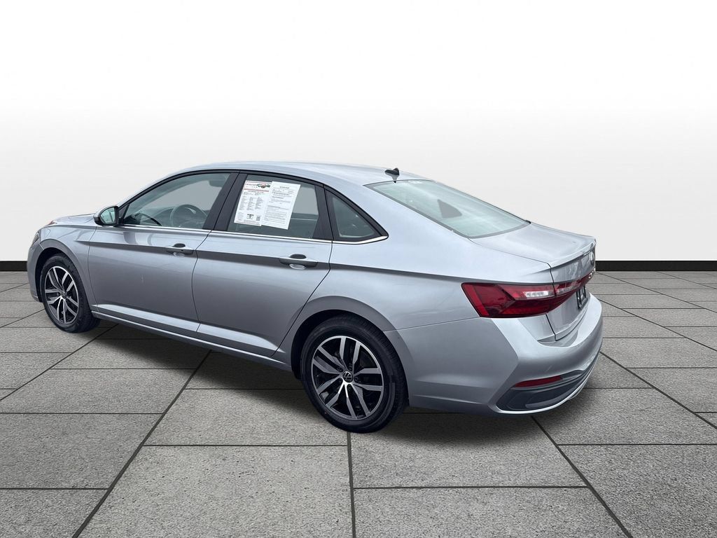 Used 2025 Volkswagen Jetta SE FWD image 3