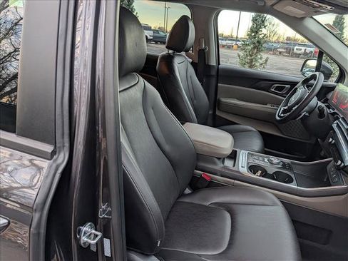 Used 2025 Kia Carnival LXS image 12