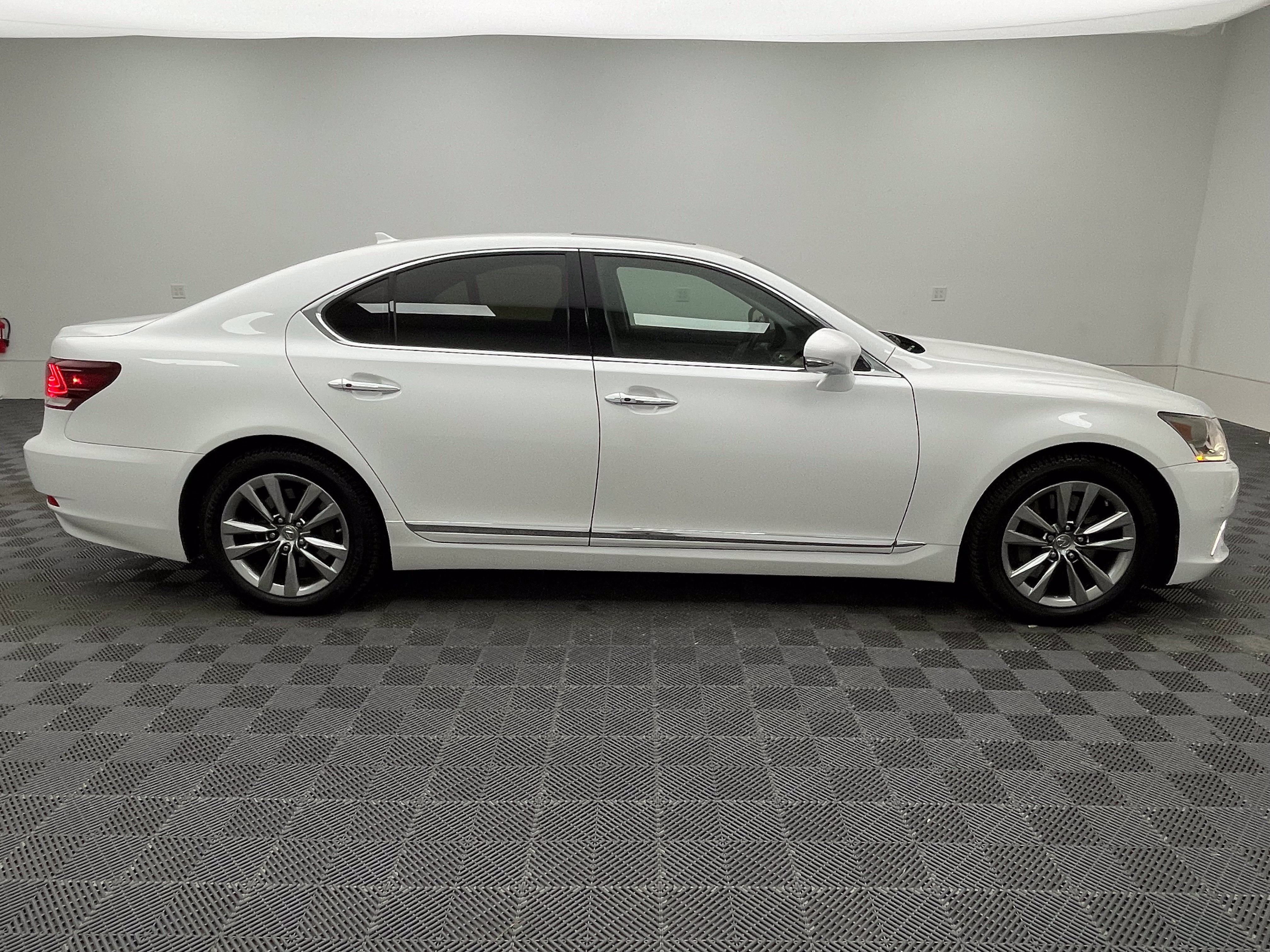 Used 2013 Lexus LS 460 AWD w/ Comfort Pkg image 9