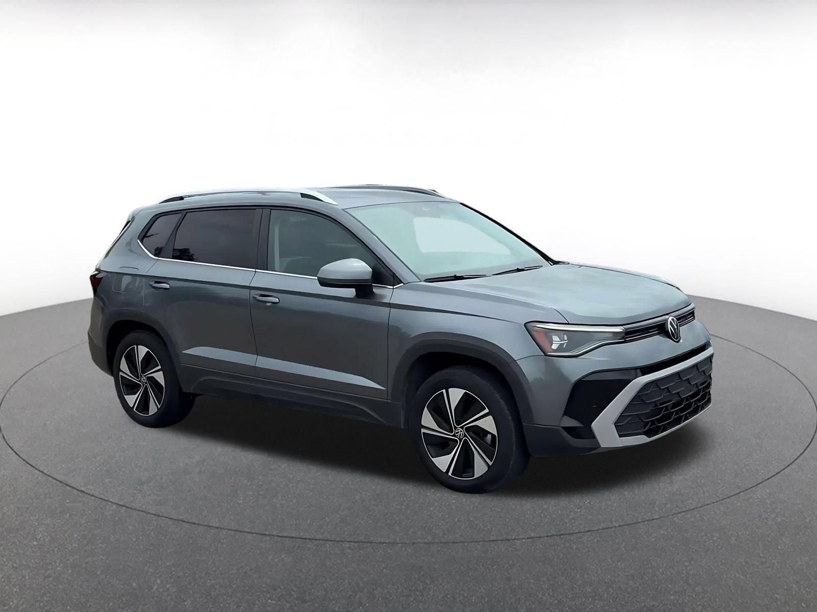 Used 2026 Volkswagen Taos SE AWD/4WD image 2