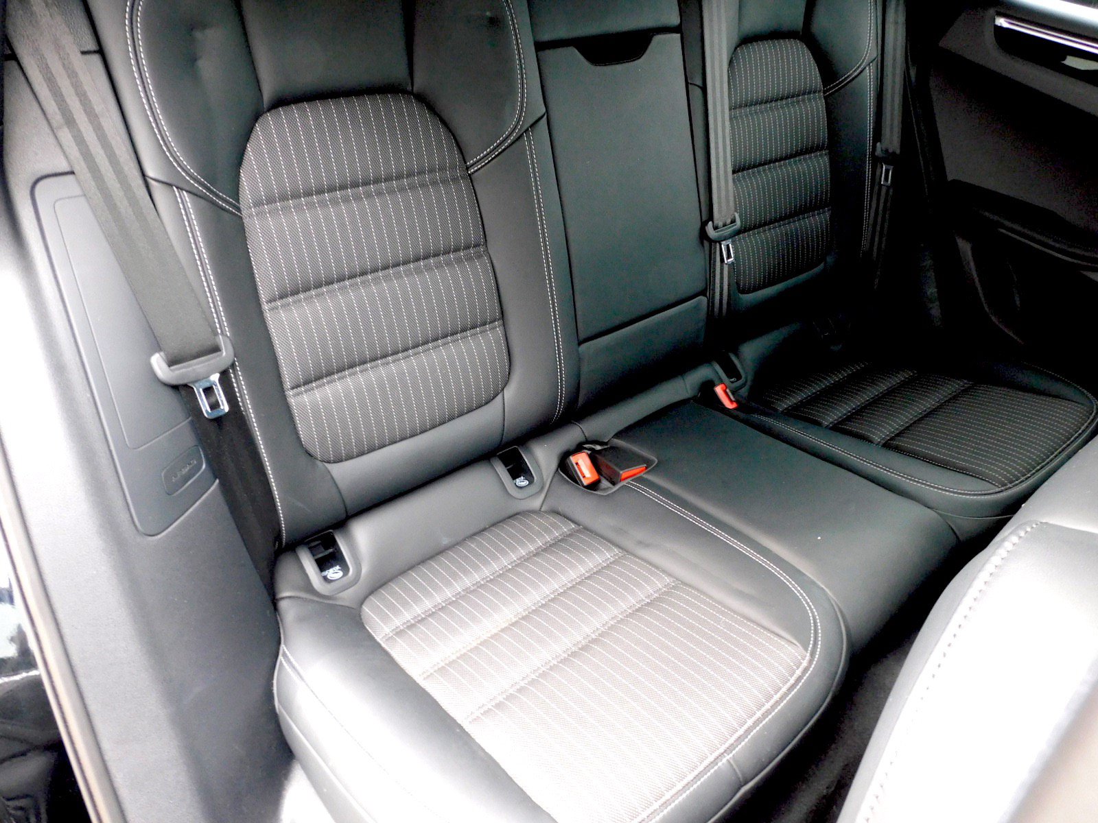 Used 2023 Porsche Macan Turbo AWD/4WD image 17