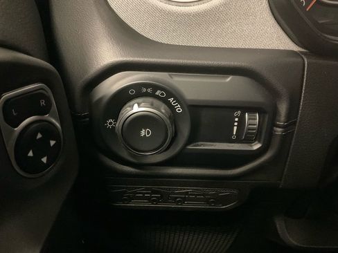 Used 2025 Jeep Wrangler Sahara image 15