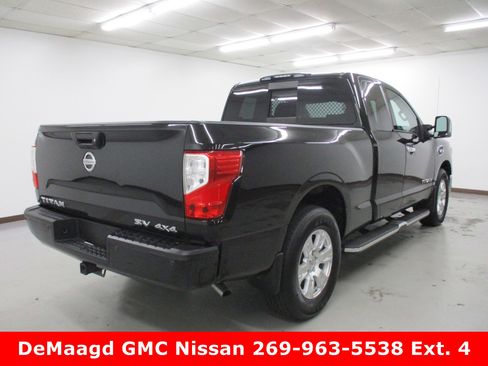 Used 2017 Nissan Titan SV image 8