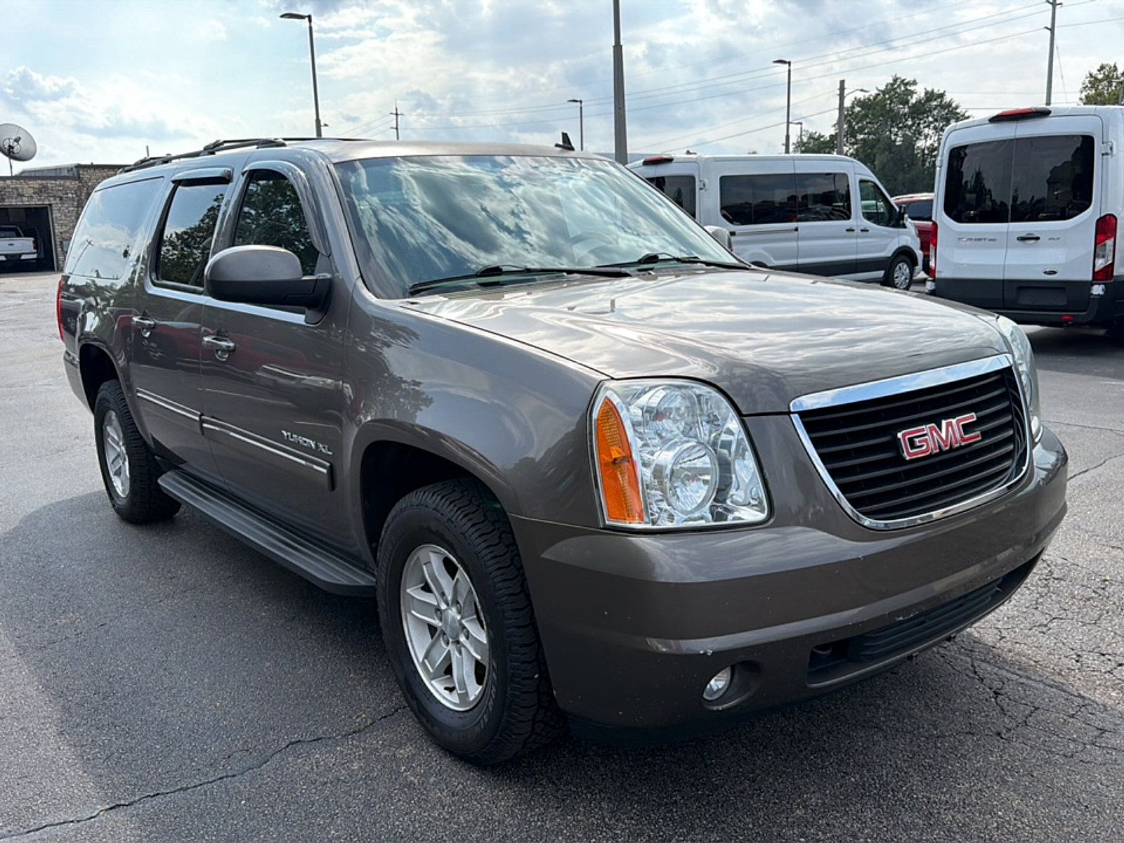 Used 2013 GMC Yukon XL SLT w/ SLT-2 Equipment Package AWD/4WD image 1