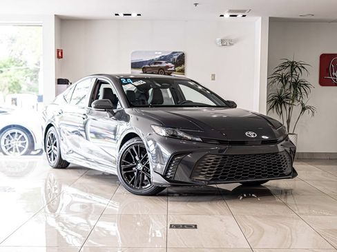 Used 2025 Toyota Camry SE w/ Convenience Package FWD image 5