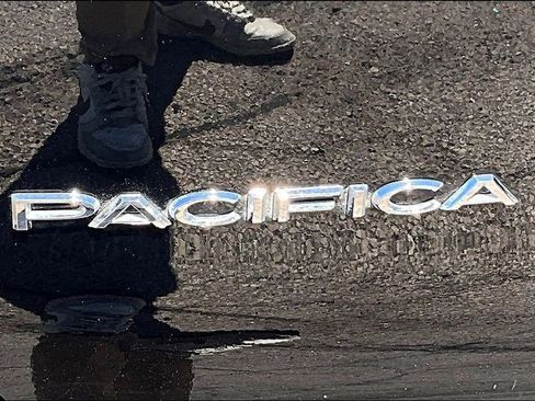 Used 2024 Chrysler Pacifica Touring-L FWD image 22
