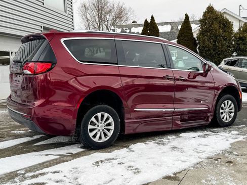Used 2018 Chrysler Pacifica Touring-L image 5