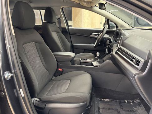 Used 2025 Kia Sportage LX FWD image 35