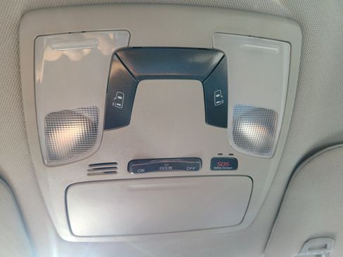 Used 2018 Toyota Sienna LE w/ Carpet Mat Package FWD image 40