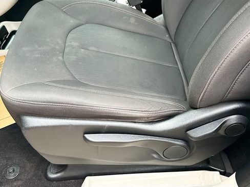 Used 2018 Chrysler Pacifica L image 19