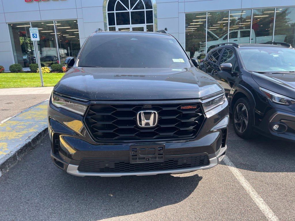 Used 2025 Honda Pilot TrailSport image 2