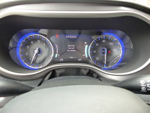 Used 2025 Chrysler Pacifica Select FWD image 12
