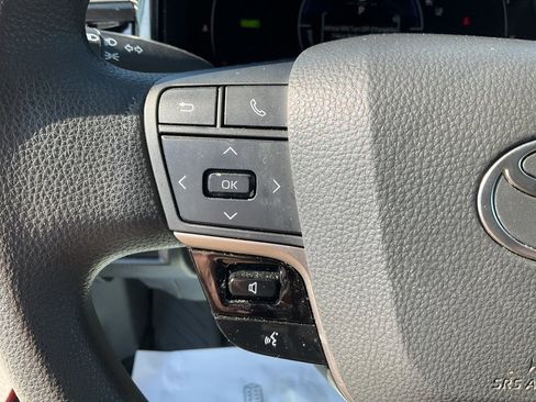 Used 2025 Toyota Camry LE image 7