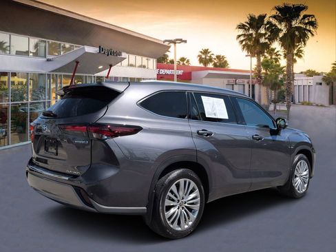 Used 2024 Toyota Highlander Platinum FWD image 3