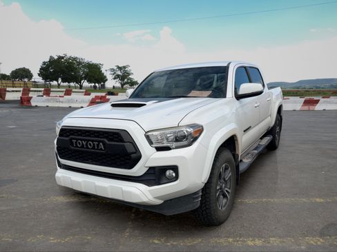 Used 2017 Toyota Tacoma 2WD Double Cab image 5