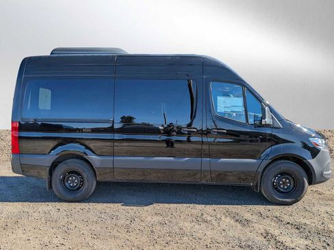 Used 2024 Mercedes-Benz Sprinter 2500 image 2