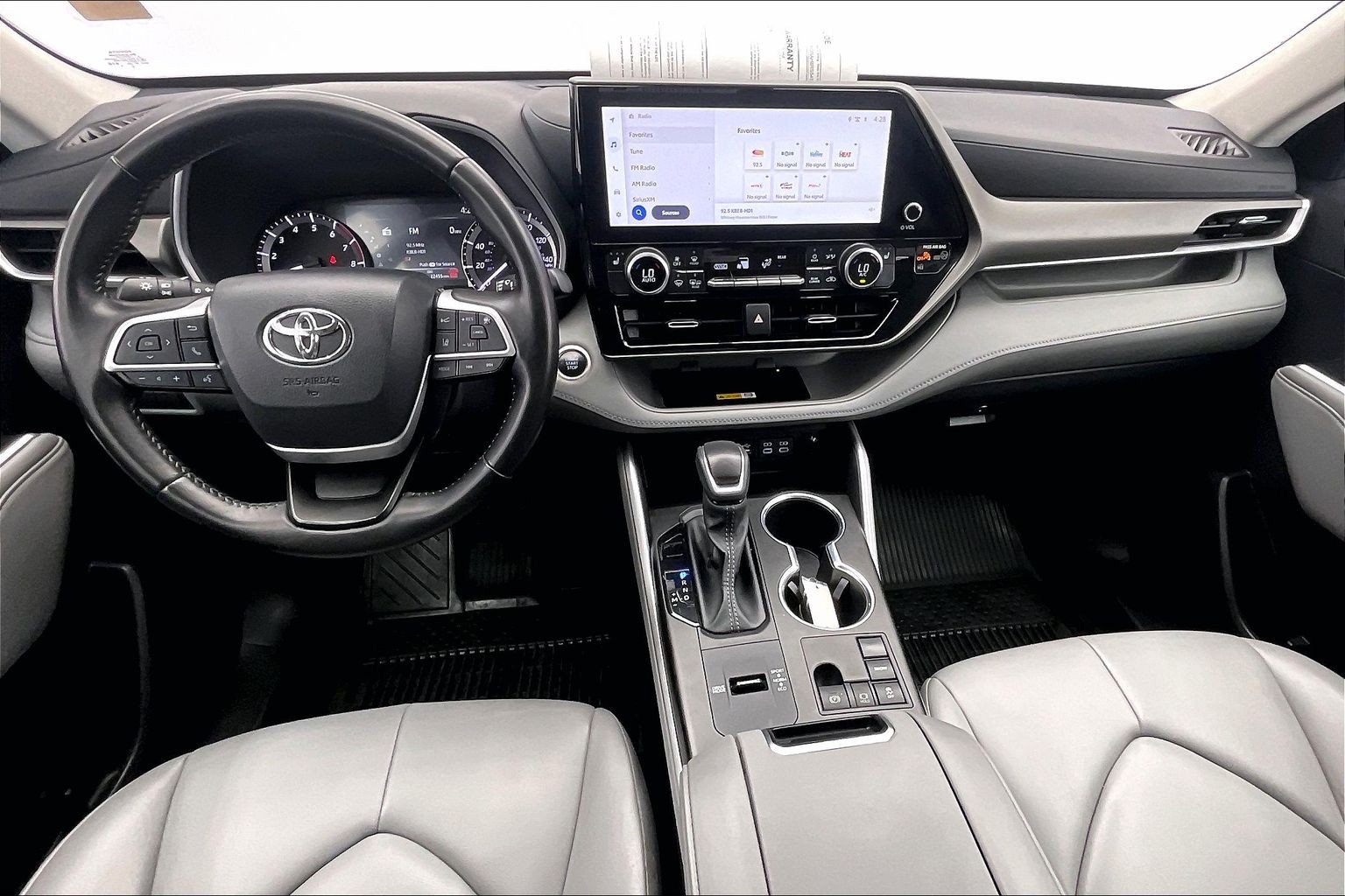 Used 2024 Toyota Highlander XLE FWD image 15