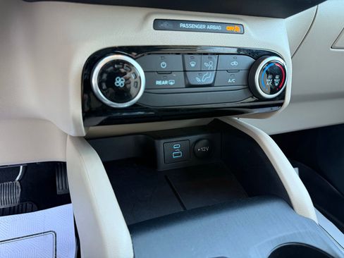 Used 2022 Ford Escape SE image 44