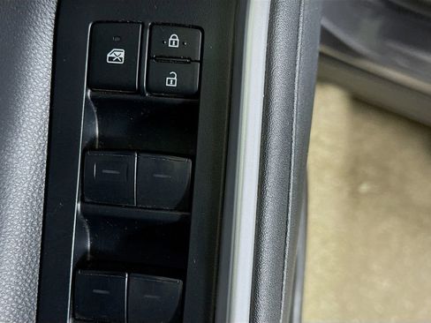 Certified 2023 Toyota Highlander FWD image 18