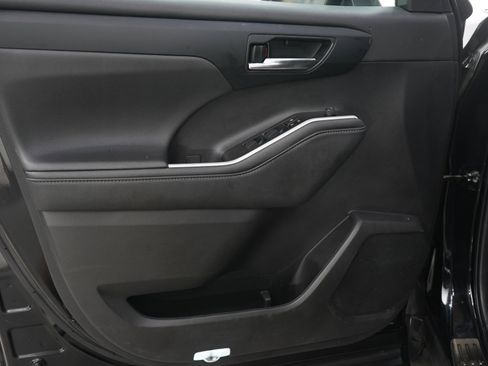 Used 2023 Toyota Highlander XLE AWD/4WD image 19