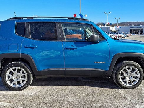 Certified 2022 Jeep Renegade Latitude w/ Convenience Group image 9