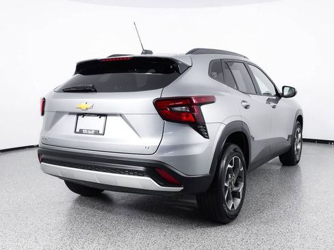 Used 2025 Chevrolet Trax LT w/ LT Convenience Package FWD image 8