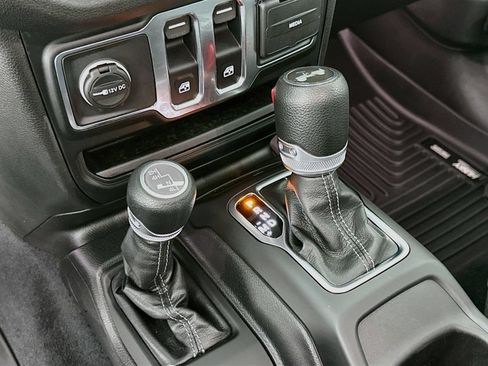 Used 2024 Jeep Wrangler Sport AWD/4WD image 17