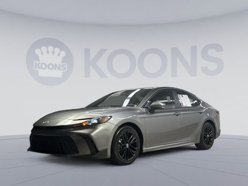 Used 2025 Toyota Camry SE FWD image 1