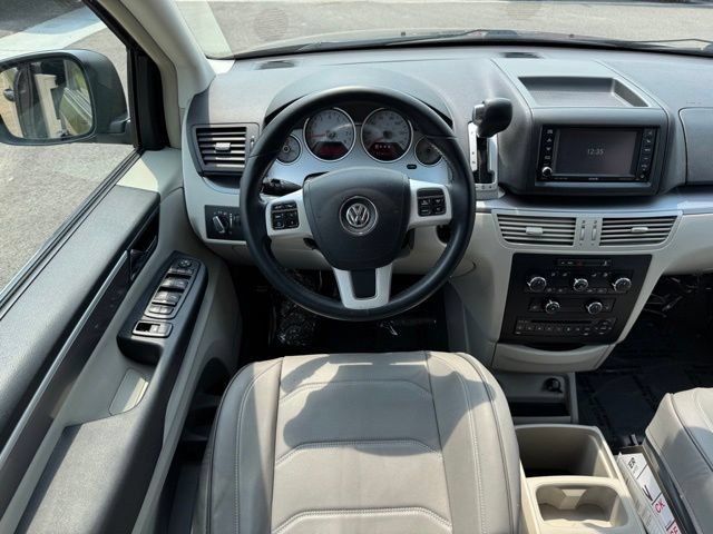 Used 2013 Volkswagen Routan SE FWD image 10