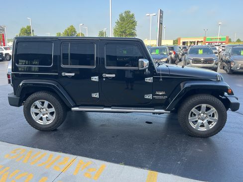 Used 2015 Jeep Wrangler Unlimited Sahara w/ Mopar Chrome Edition Group AWD/4WD image 6