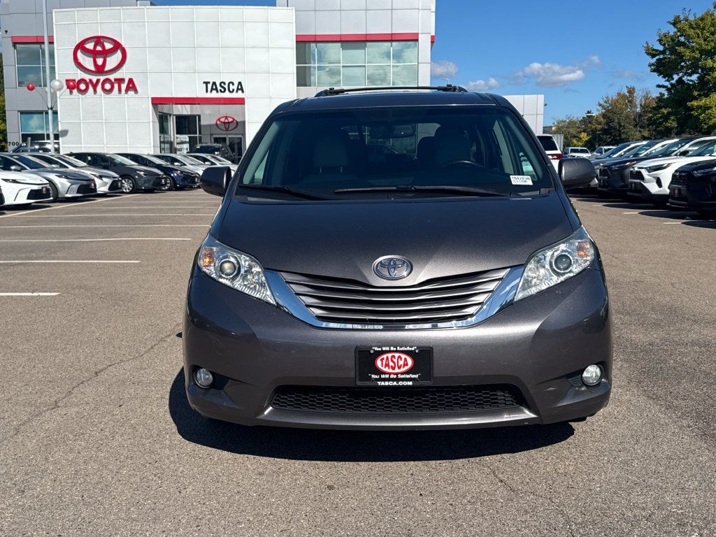 Used 2017 Toyota Sienna XLE Premium w/ Outdoor Package AWD/4WD image 2