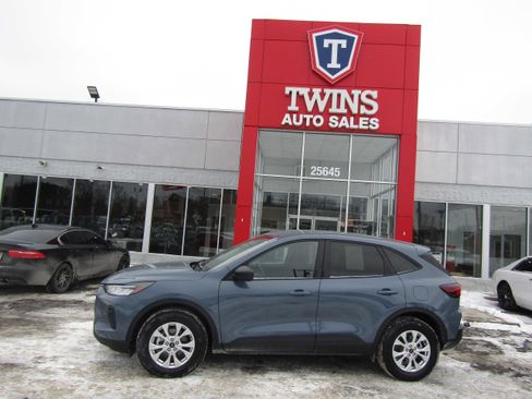Used 2025 Ford Escape Active AWD/4WD image 1