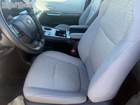 Used 2025 Toyota Sienna LE image 12