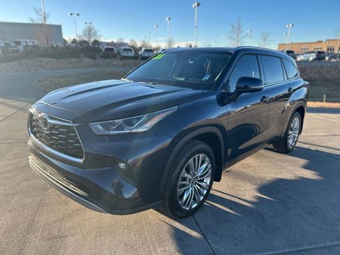 Used 2026 Toyota Highlander Platinum image 3