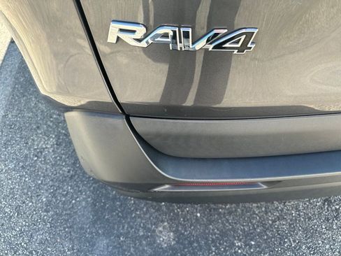 Used 2022 Toyota RAV4 XLE AWD/4WD image 6