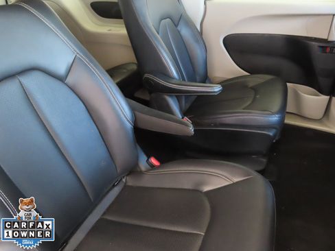 Used 2024 Chrysler Pacifica Select image 27